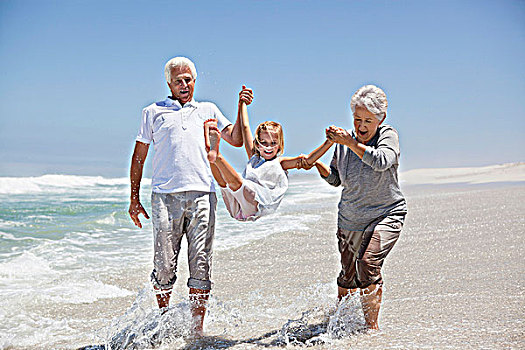 女孩,享受,海滩,祖父母