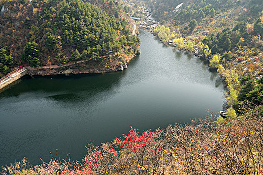 两山之间穿过河流