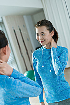 年輕女子室內(nèi)健身