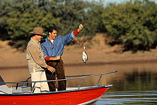 两个男人,钓鱼
