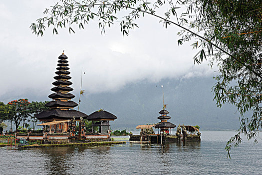 印度尼西亚,巴厘岛,寺庙,普拉布拉坦寺,岸边,布拉坦湖,梅鲁,屋顶,女神,水
