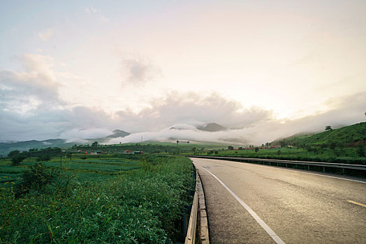 下过雨的山路