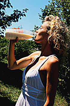 年轻,女人,喝牛奶,瓶子