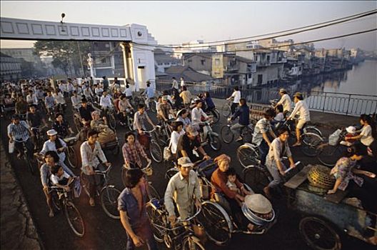 越南,胡志明市,桥,湄公河,早晨,一堆,自行车,三轮车,人,上班