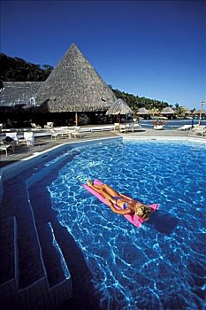 法属玻利尼西亚,波拉岛,酒店,胜地,女人,躺着,充气筏,游泳池