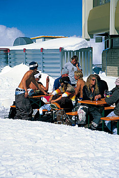 瑞士米尔特阿拉林山顶上的旋转餐厅