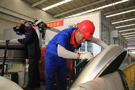 山东省日照市,传统产业转型升级,汽配车间自动化生产繁忙