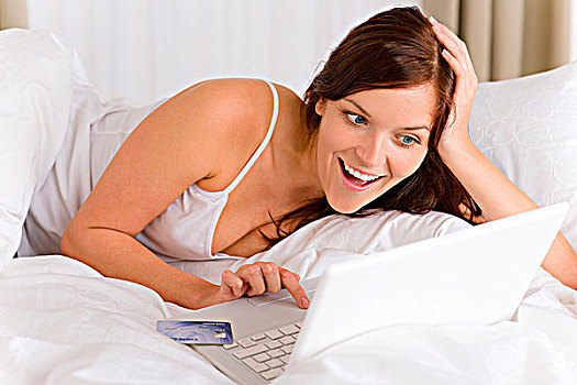 家,网上购物,女人,信用卡,躺下,白人,床