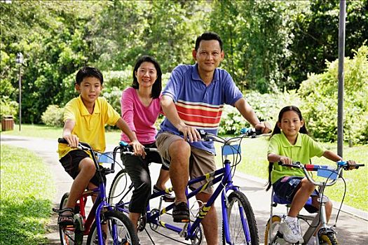 家庭,自行车,看镜头