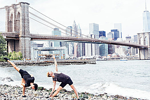 两个男人,瑜珈,河边,正面,布鲁克林大桥,纽约,美国