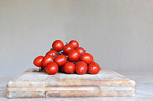 成熟,红李子,西红柿,案板,意大利