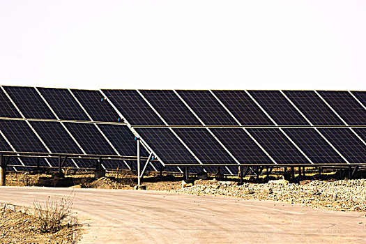 沙漠中的太阳能发电场