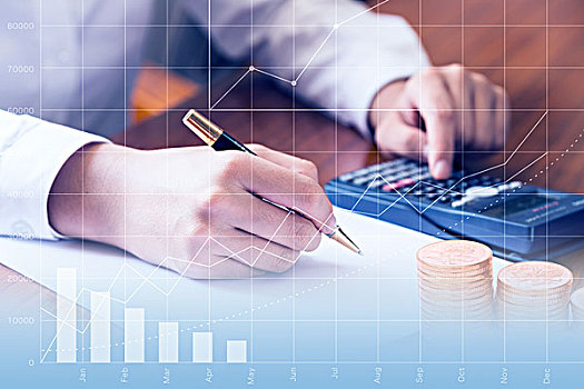 商人使用计算器,纸和笔进行财务分析