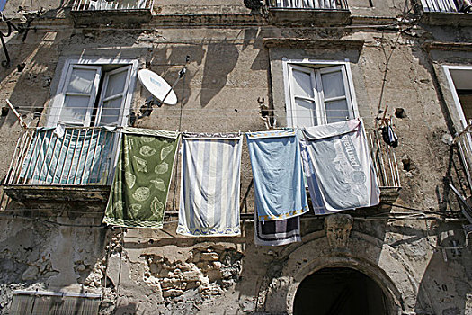 意大利,卡拉布里亚,住宅,建筑,特写,晾衣绳,毛巾,意大利南部,地点,房子,露台,窗户,洗衣服,向上,房屋外观,破损,老,损坏,下来,翻新,象征