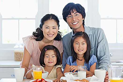 家庭,坐,一个,微笑,早餐桌