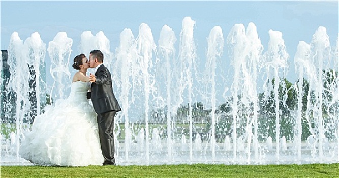新郎,新娘,吻,正面,水,喷泉