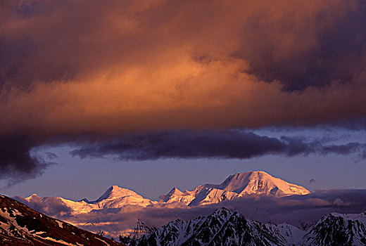 美国,阿拉斯加,德纳里国家公园,阿拉斯加山脉,顶峰,子夜太阳