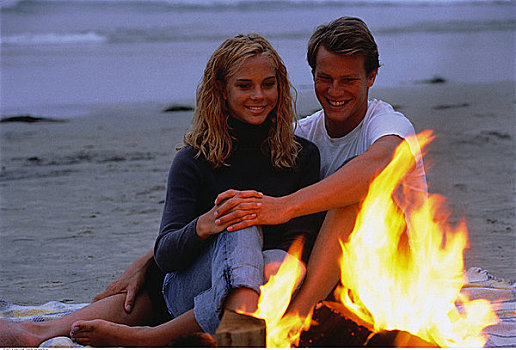 年轻,情侣,坐,营火,海滩