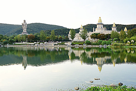 灵山大佛灵山梵宫水面倒影