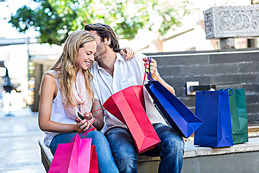 微笑,男人,购物袋,吻,女朋友,坐,长椅,购物中心