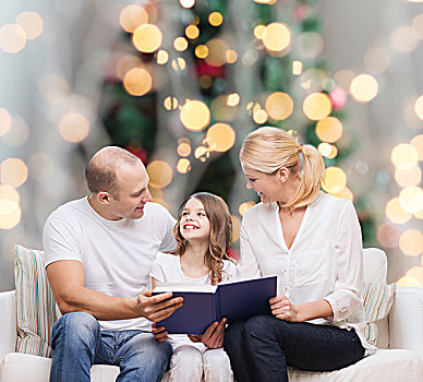 家庭,孩子,休假,人,微笑,母亲,父亲,小女孩,读,书本,上方,客厅,圣诞树,背景