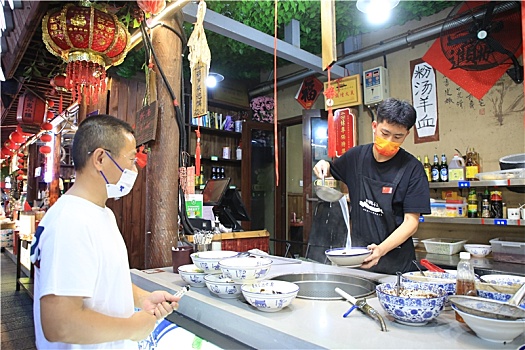 山东省日照市,节日里的美食街人头攒动,游客争相品尝特色小吃