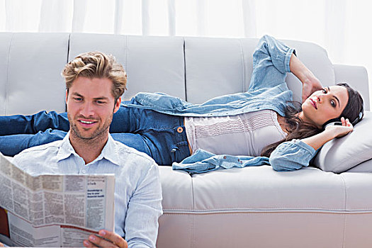 女人,放松,沙发,听歌,靠近,情侣,读,报纸