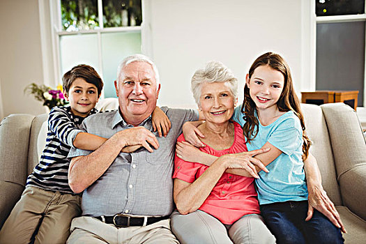 祖父母,孙辈,坐,一起,沙发,客厅
