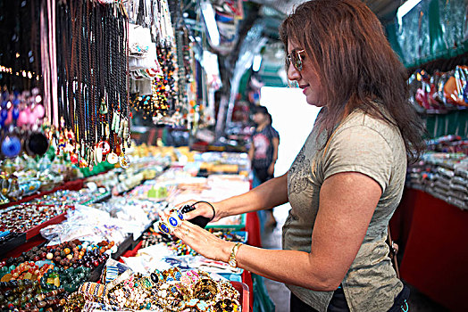 女人,看,纪念品,市场货摊,曼谷,泰国,亚洲