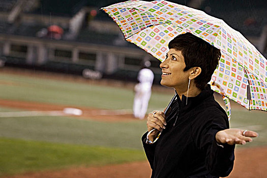 女人,拿着,伞,棒球赛