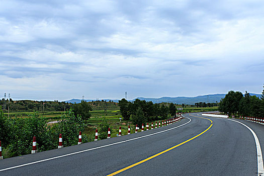 草原上的公路