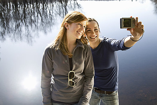 两个女人,相机,旁侧,湖