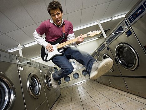 电吉他,自助洗衣店