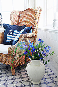 蓝色,垫子,柳条椅,花瓶,蓝色背景,白色,图案,地砖