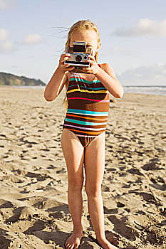 女孩,一次成像照相机,海滩