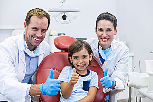 头像,微笑,牙医,孩子,病人,展示,竖大拇指,牙科诊所