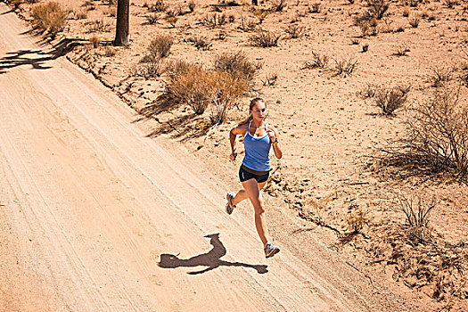 女人,跑,约书亚树国家公园,加利福尼亚,美国