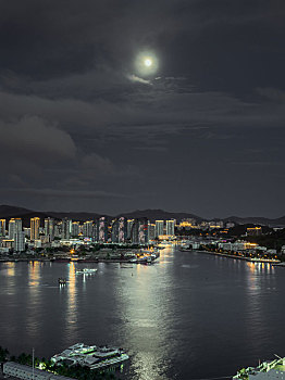 三亚大东海夜晚月光海平面海岸线城市风光