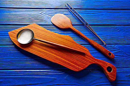 厨师,工具,镊子,抹刀,木桌,木板,蓝色,木质背景