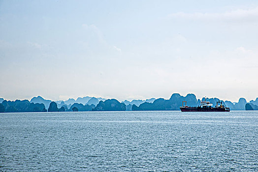 越南广宁鸿基市下龙湾货船港湾