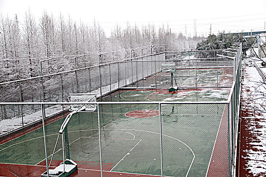 雪中篮球场