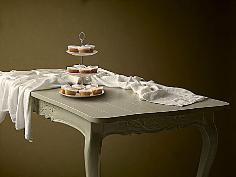 杯形糕饼,点心架,桌上