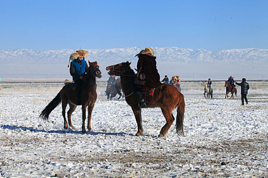 冰天雪地里哈萨克族的马术表演
