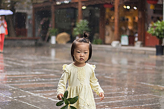 雨中小女孩