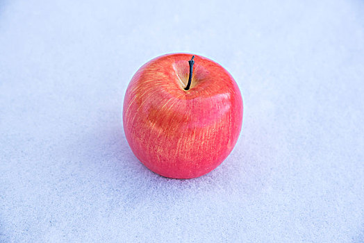 雪地中的苹果