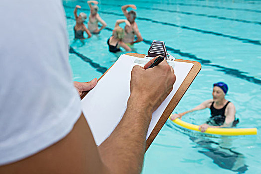 游泳,教练,文字,写字板,靠近,池边,腰部