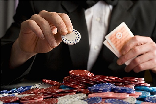 男人,放置,赌博,筹码,堆,桌上,腰部