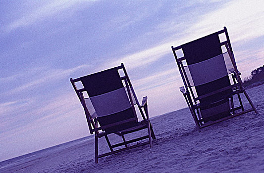 两个,空,海滩,椅子,面对,边缘