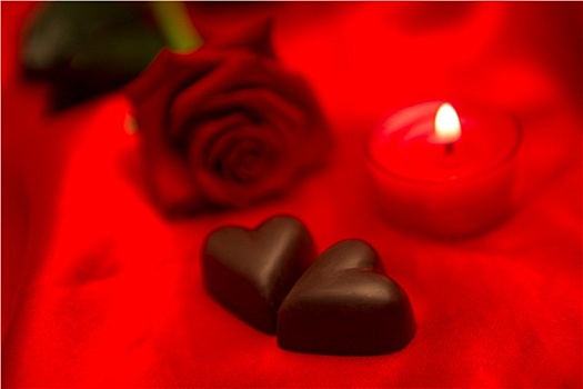 红玫瑰,蜡烛,巧克力桃心