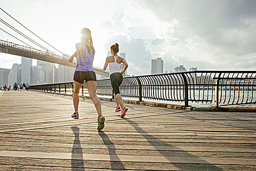 两个,女性,跑,朋友,正面,布鲁克林大桥,纽约,美国